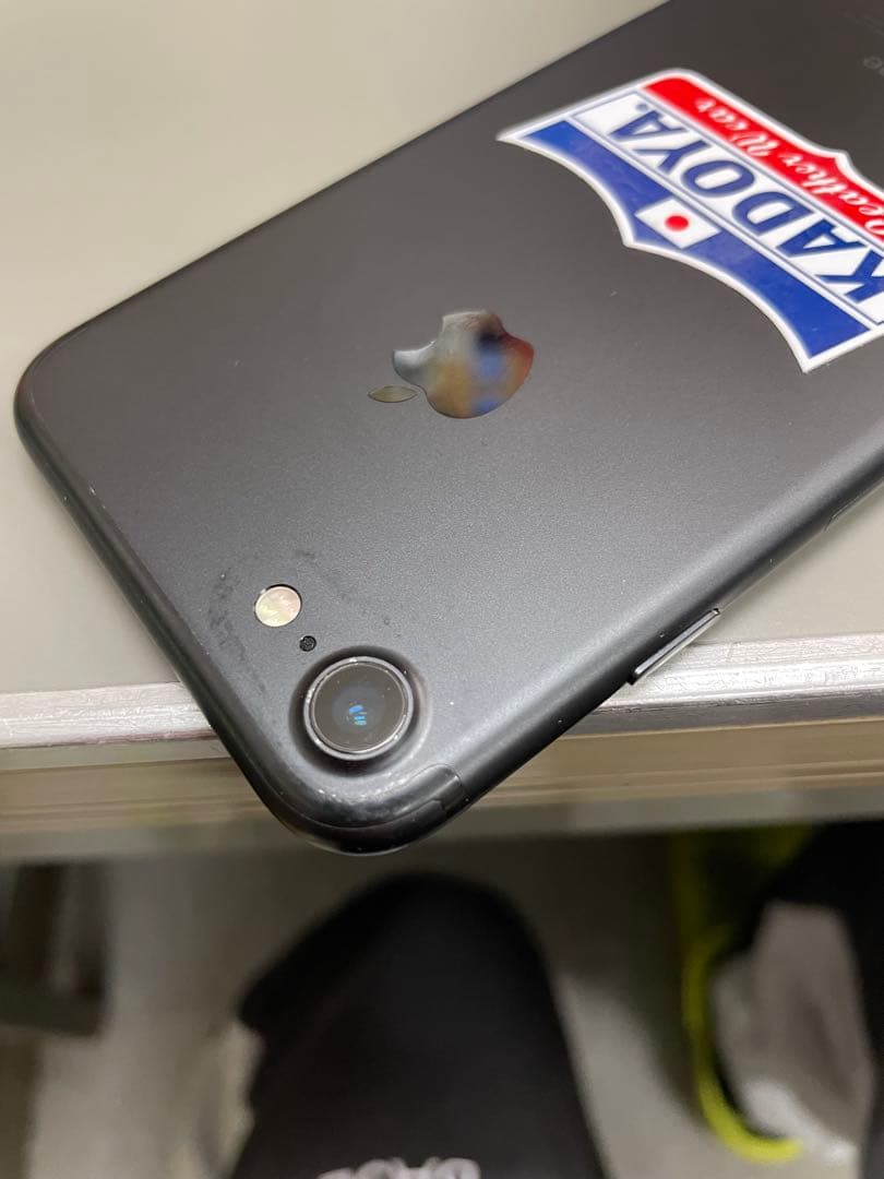 AppleアップルiPhoneアイホン7ブラックKADOYAステッカー付き 中古