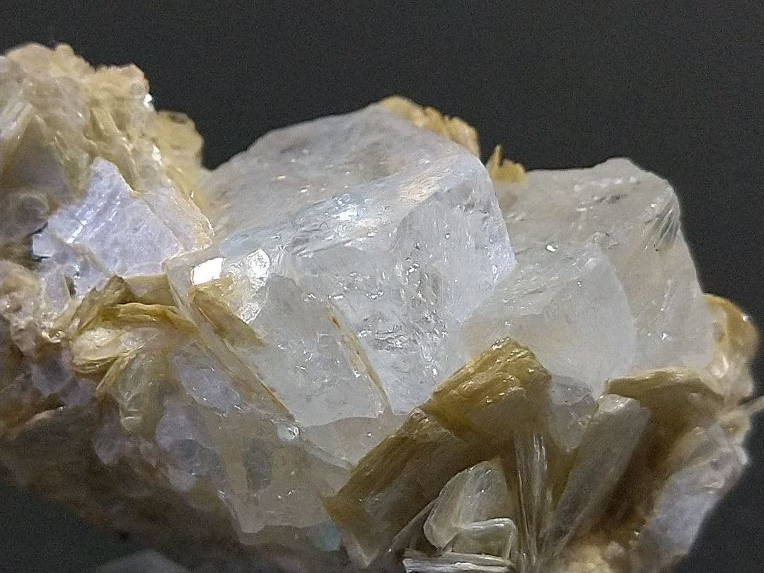 鉱物標本 ゴシェナイト 緑柱石 パキスタン産 母岩付き 原石