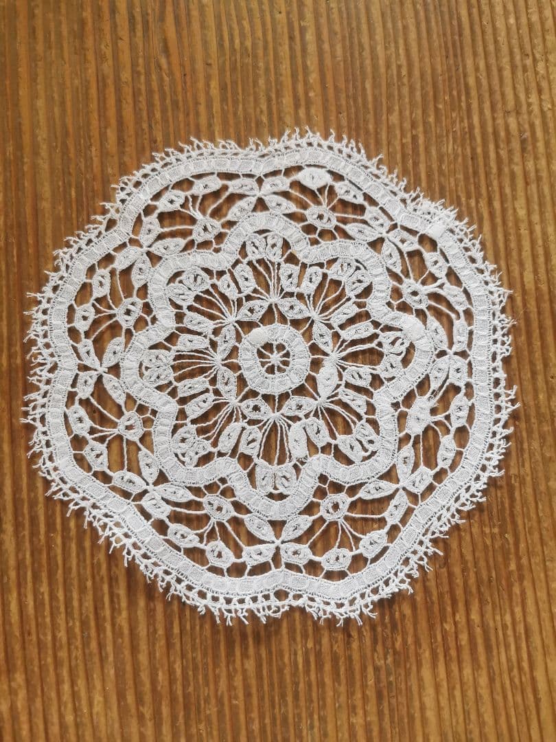 アンティークイタリア購入 ボビンレース編み リーフ＆フラワー ホール技法ドイリー