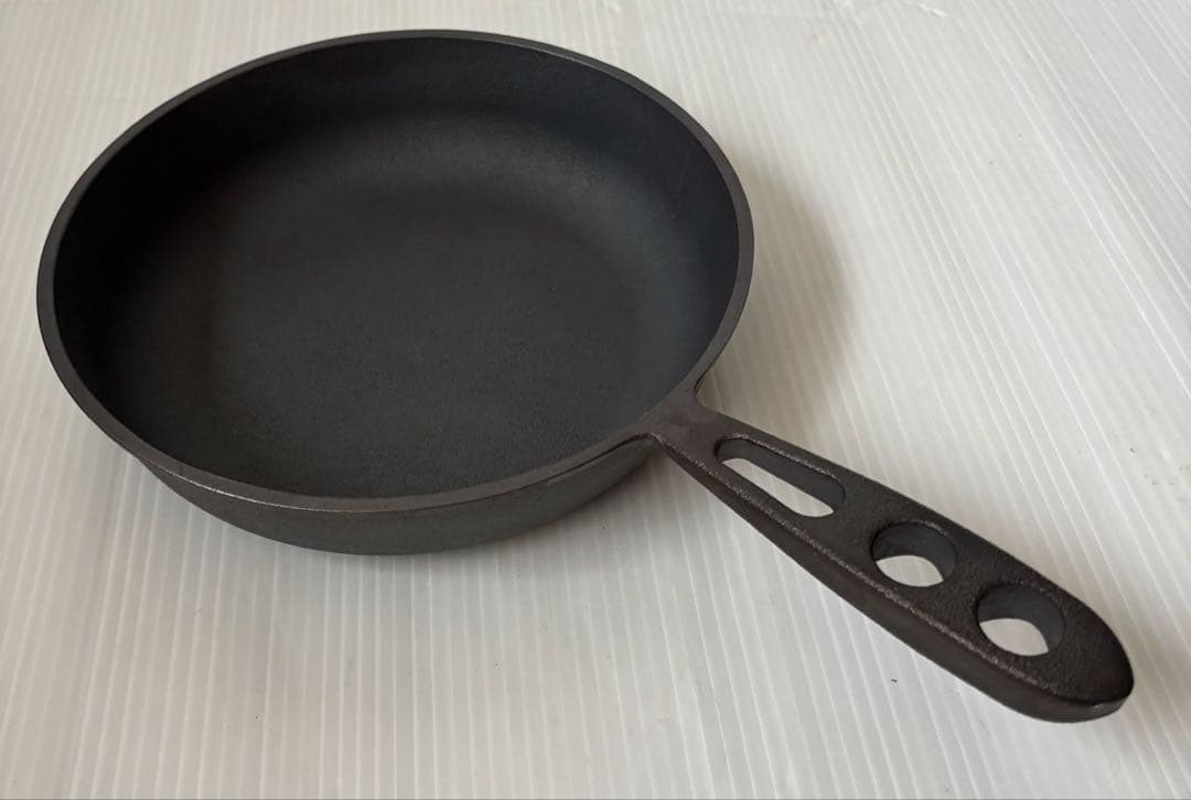 おもいのフライパン　OMOI 鋳鉄フライパン 20cm レシピブック付き