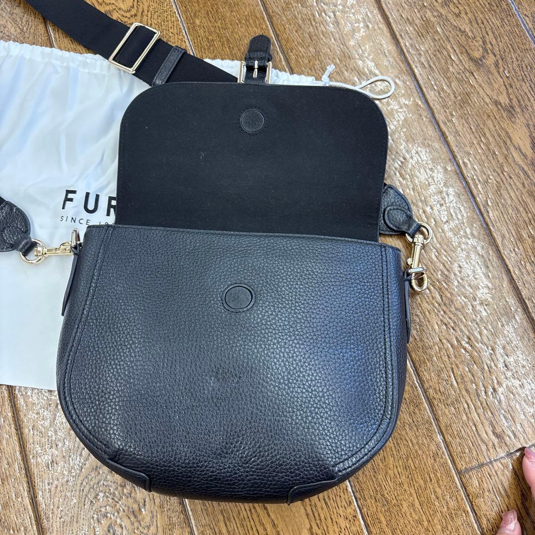 フルラ　ショルダーバッグ　クロスボディウラニア　斜めがけ　シボ革　黒