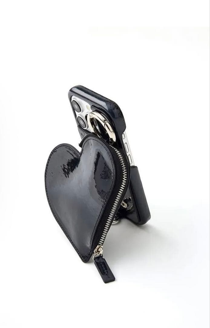 ハート型ポーチ付きブラックiPhone17ケース