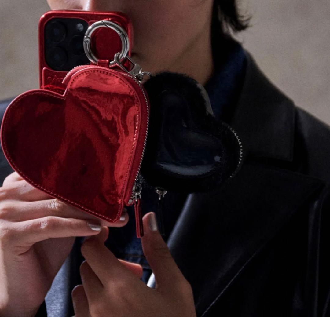 ハート型ポーチ付きブラックiPhone17ケース