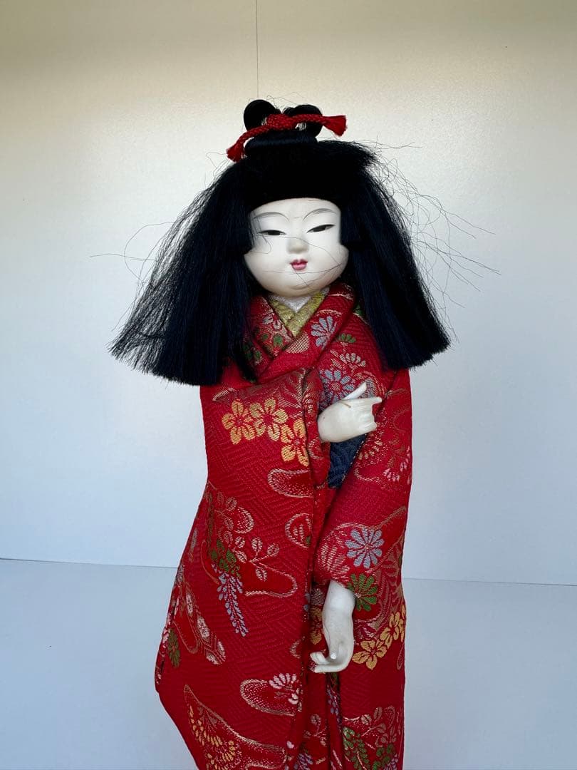 赤い着物の市松人形