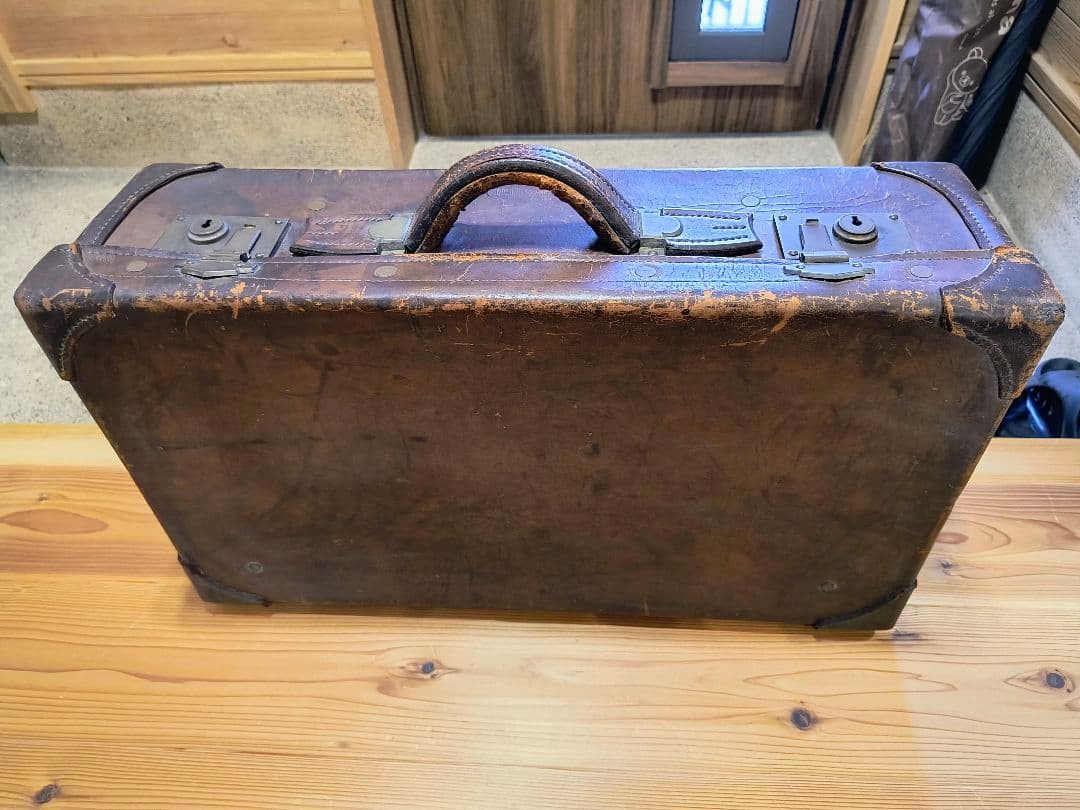 クラシックレザー中型スーツケース　アンティーク　トランク