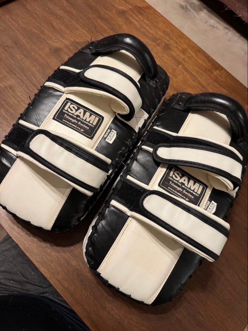 ISAMI キックミット ブラック/ホワイト