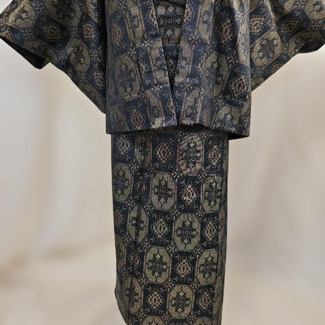 【アンサンブル着物】★幾何学模様黒地★織りの着物★羽織紐未使用★ウールの単