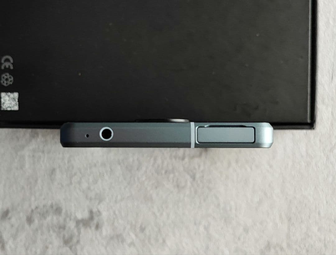 AQUOS R8 SIMフリーモデル　SH-R80 ブルー