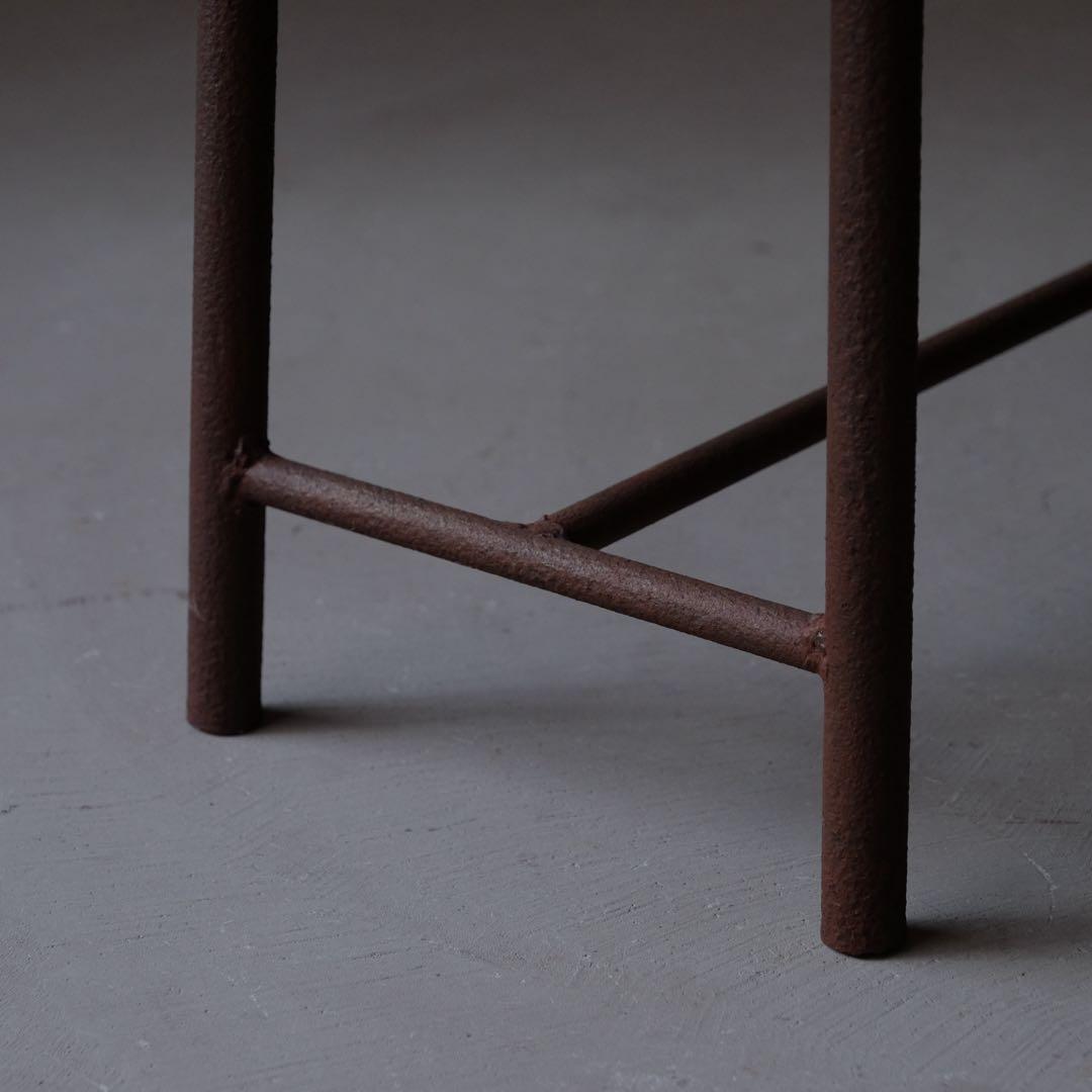 枯れた天板の鉄脚展示台　サイドテーブル 陳列棚 インダストリアル 古道具 古家具