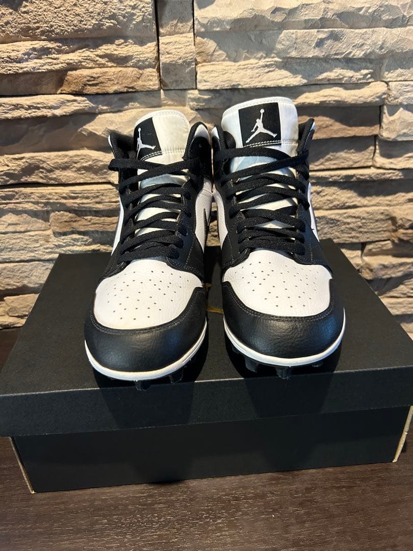 Nike Jordan ミッドカット スパイクシューズ 白黒