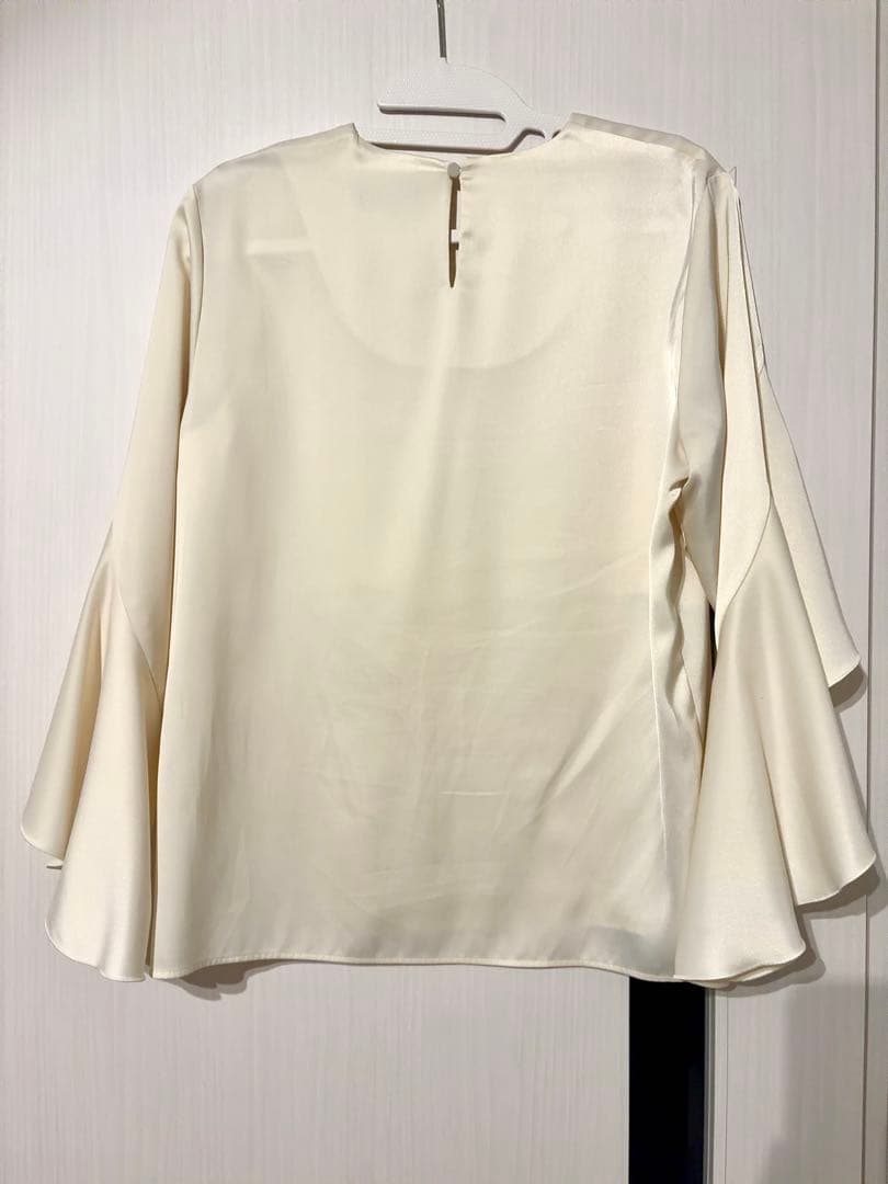 anuansツイストフリルVネックブラウス （IVORY)