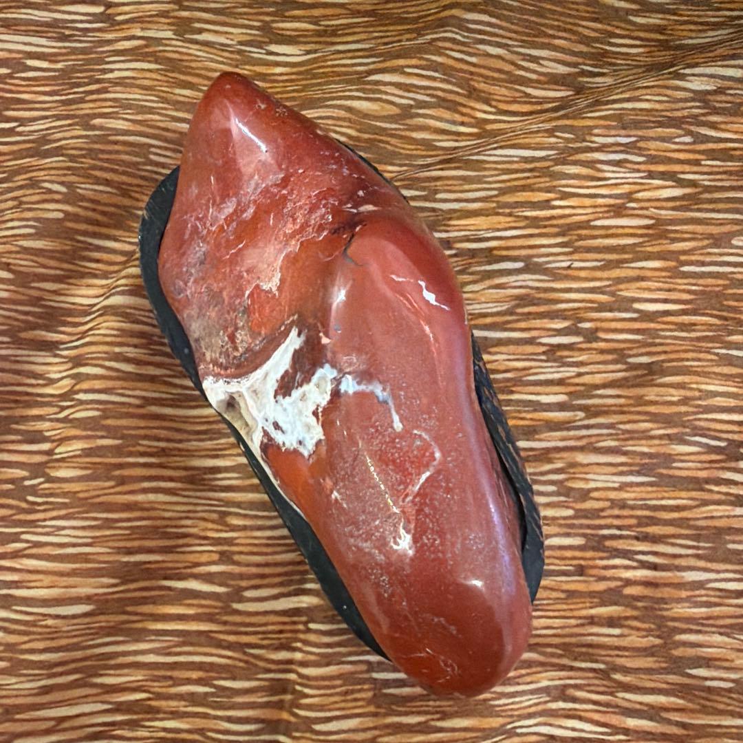 天然石 赤碧玉 原石 約600g 石英晶洞入り 観賞石 置石 台座付き