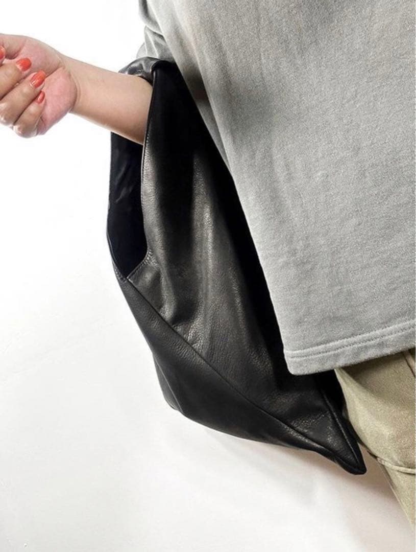 KURO/シルエットが美しい大人の牛革あずま袋　A4収納可　裏地付き　モノトーン