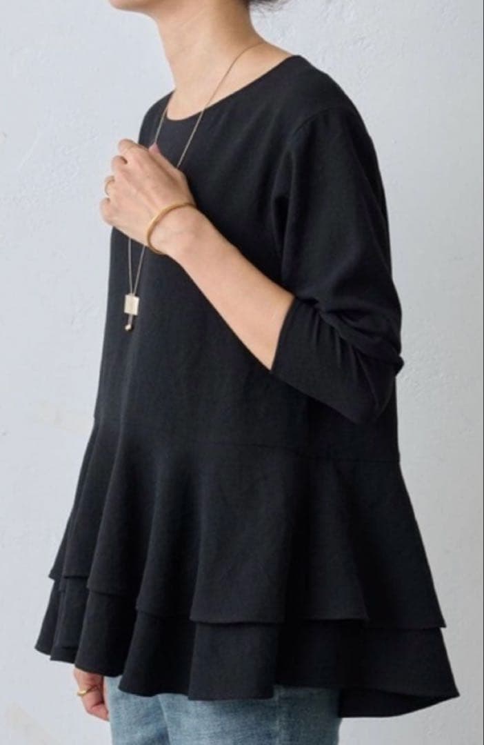 BEARDSLEYビアズリー　裾フリルブラウス 黒　新品同様