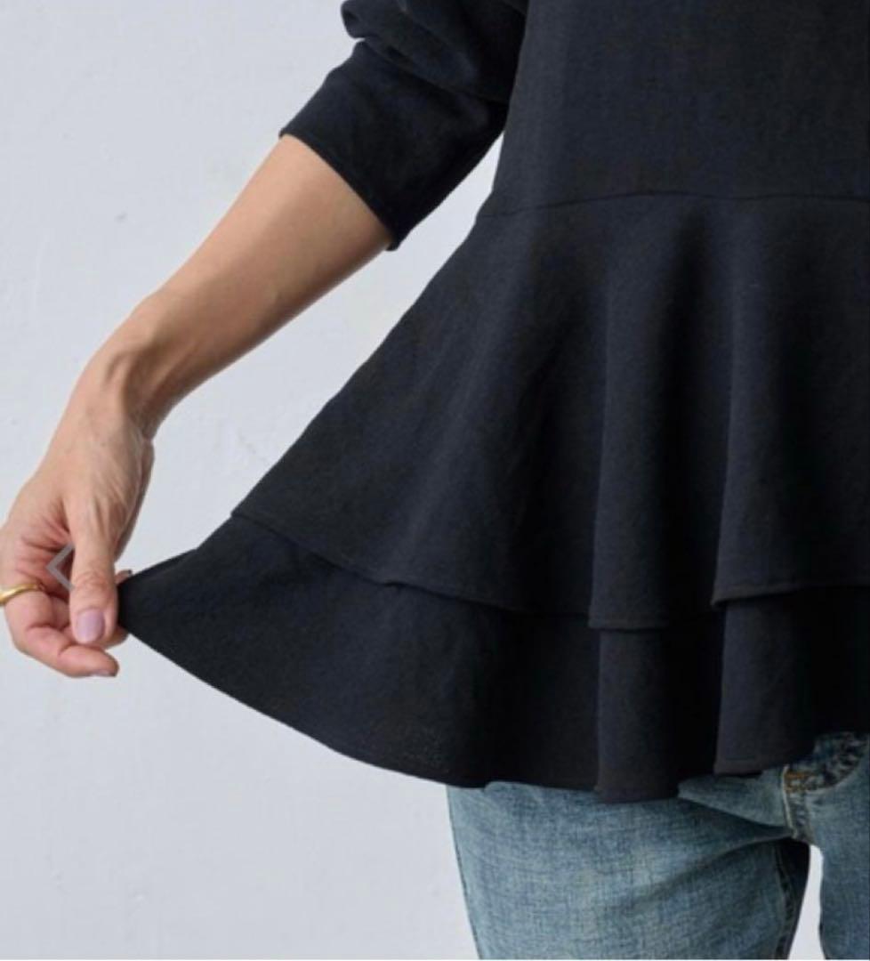 BEARDSLEYビアズリー　裾フリルブラウス 黒　新品同様