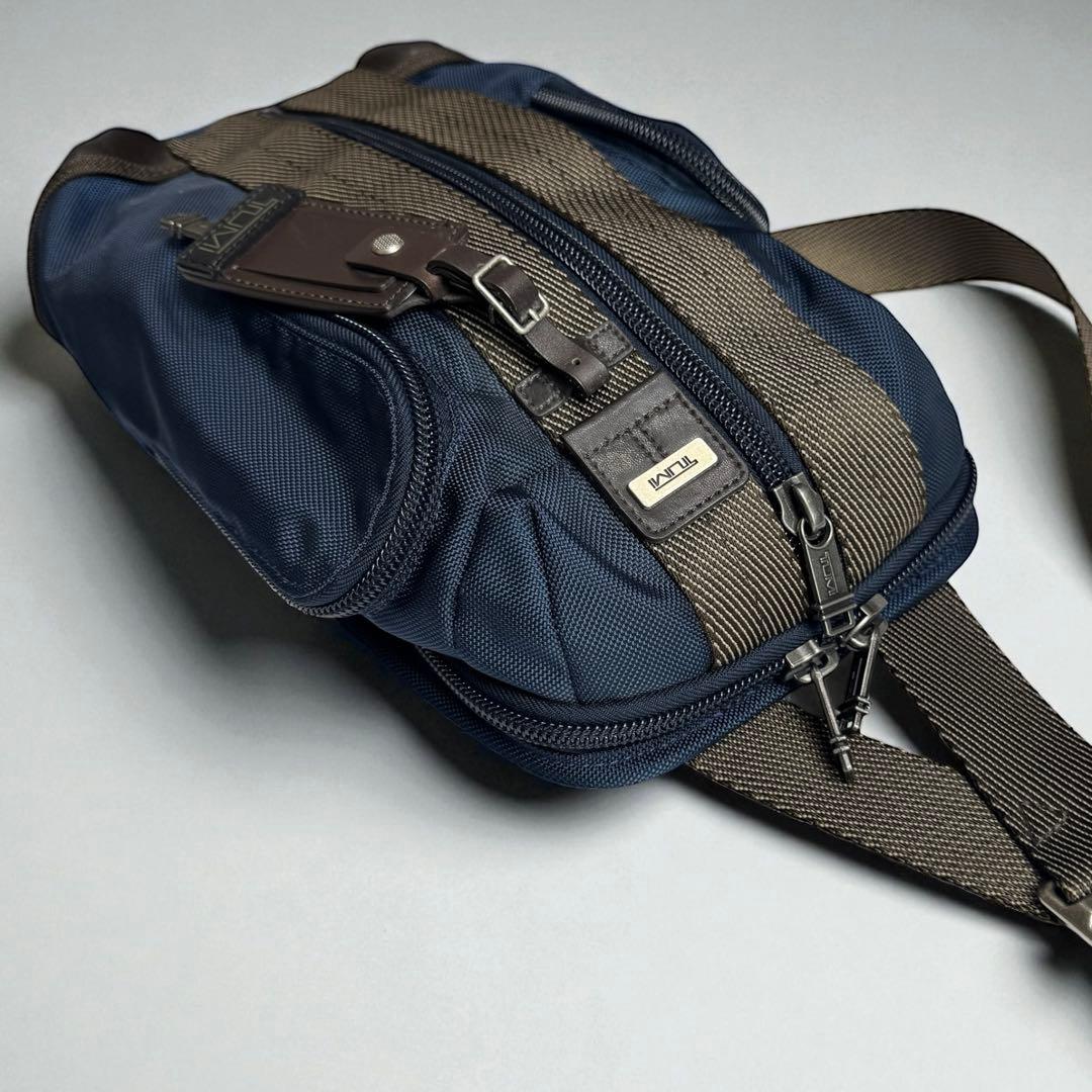 美品　TUMI トゥミ　アルファ ブラボー　サラトガ　スリングショルダーバッグ