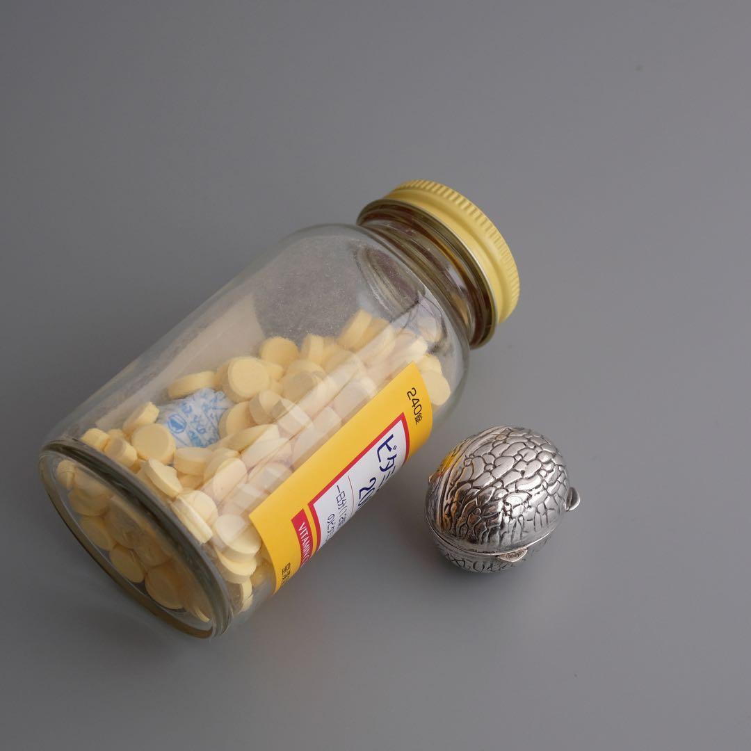 1950年代のヨーロッパ製、クルミ型のヴィンテージ純銀小物入れ