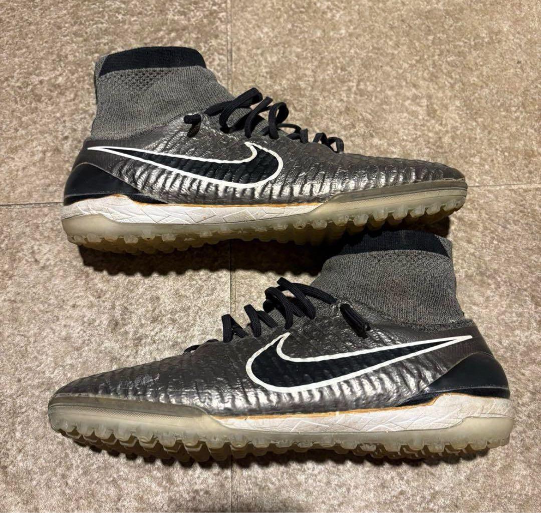 ナイキ マジスタオブラ　サッカー　トレーニングシューズ　フットサル