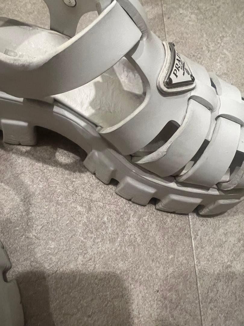 PRADA ホワイト モノリスラバーサンダル