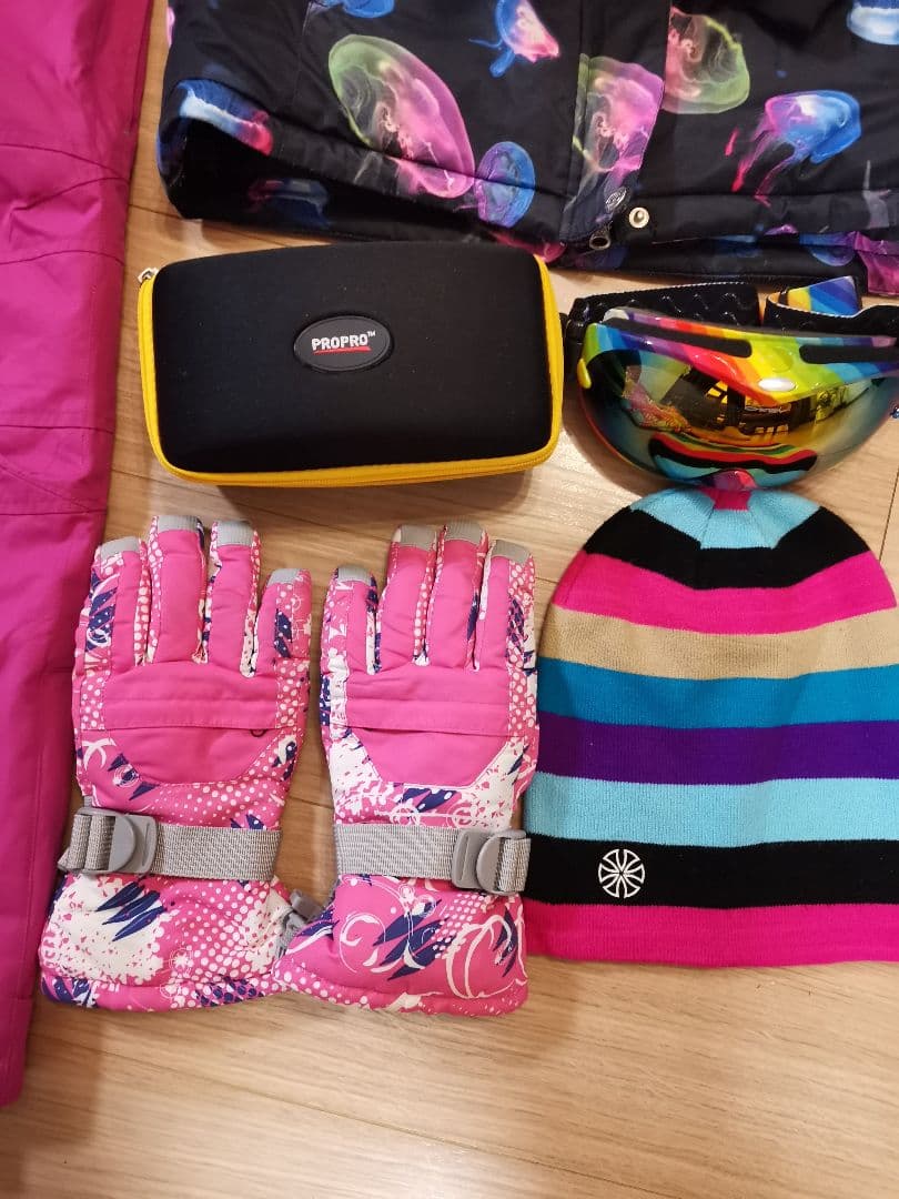 クラゲ柄ジャケットとピンクスキー用パンツ、小物セット