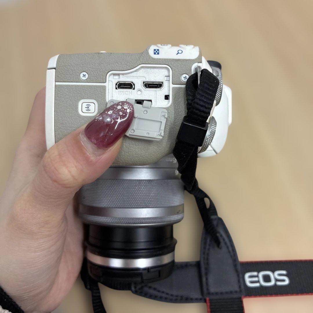 動作未確認　Canon EOS M ホワイト ミラーレスカメラ