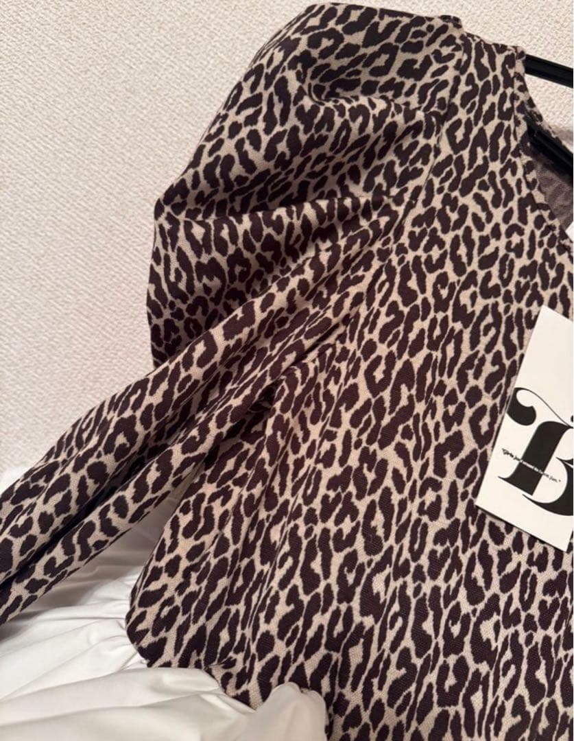 即納bibiy EFFIE PEPURAMU LEOPARD TOP