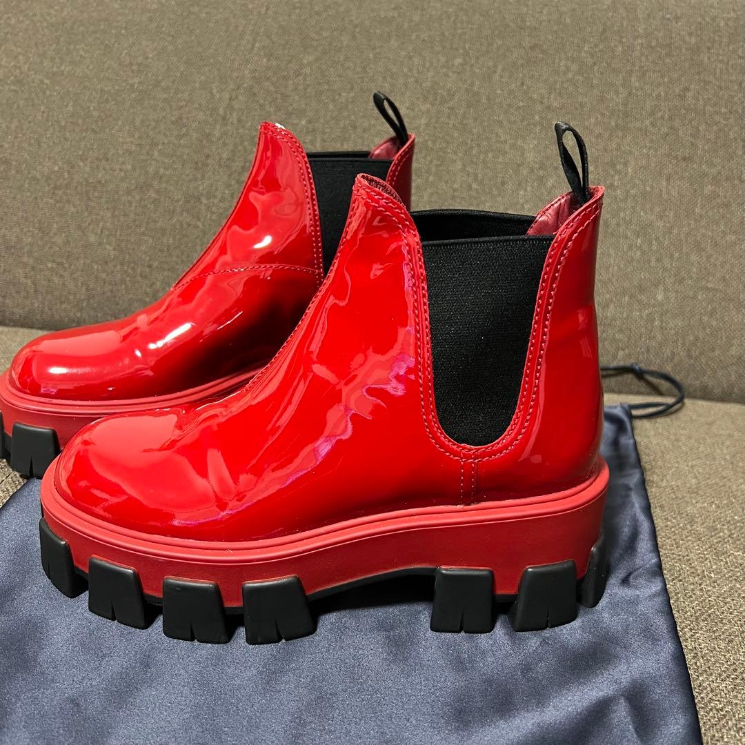 ぴょんPRADA レッド エナメルショートブーツ 厚底 美品 布袋付き