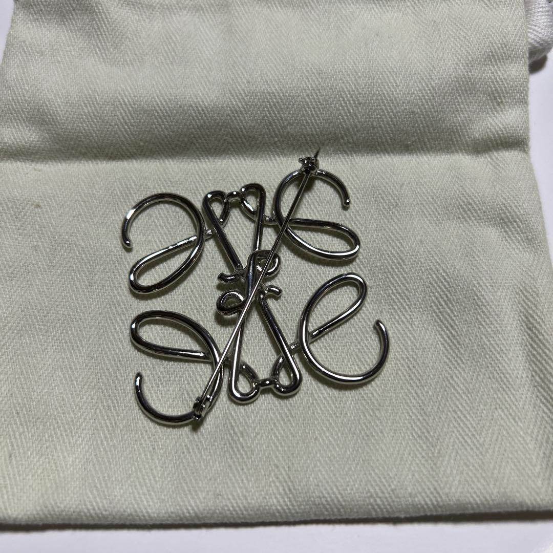 ロエベ　アナグラムブローチ