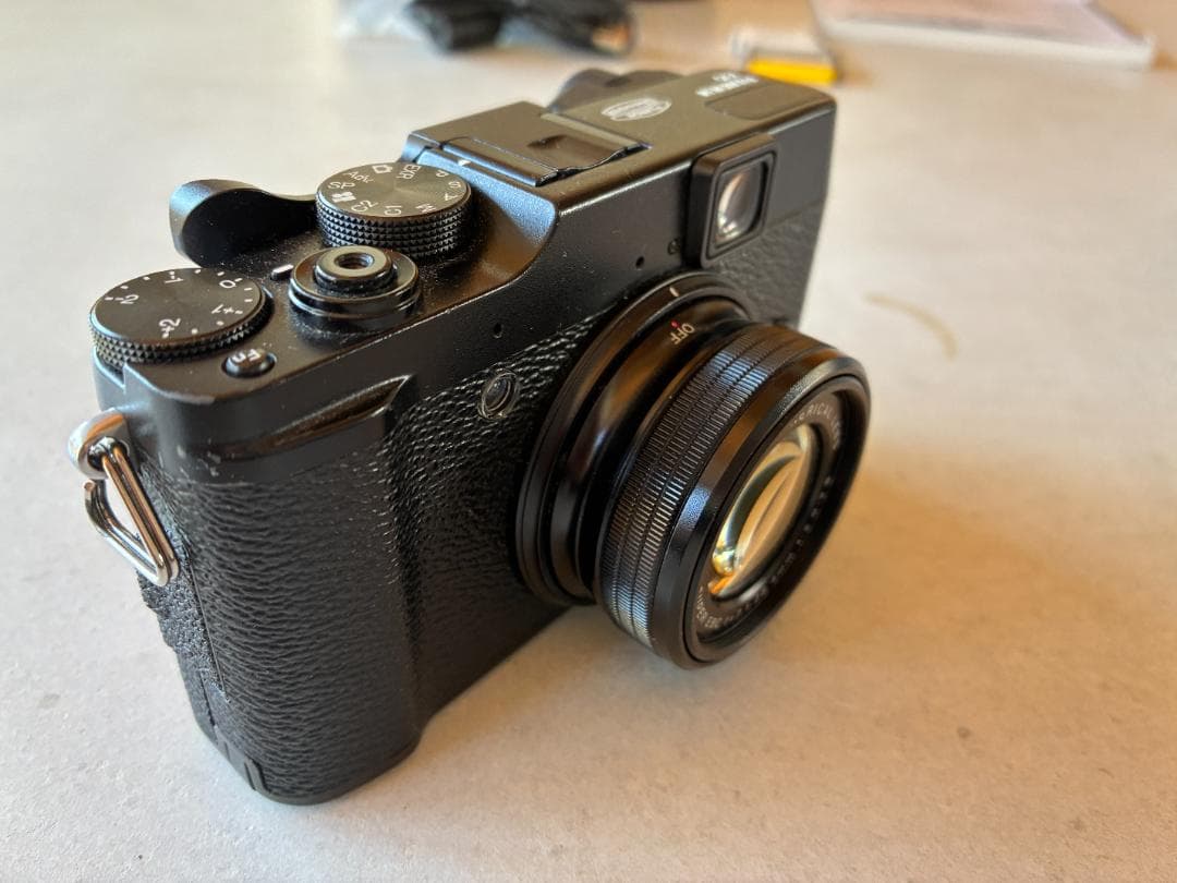 Fujifilm X10 コンパクトデジタルカメラ（ジャンク品）