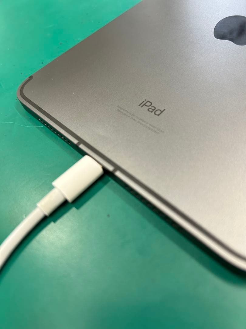 iPad スペースグレー 画面に縦線あり