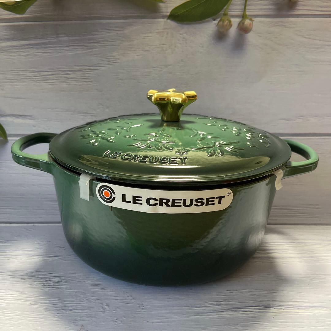 ♡ルクルーゼ　ノエルレリーフ　ココットロンド ゴールドつまみ　アーティチョーク