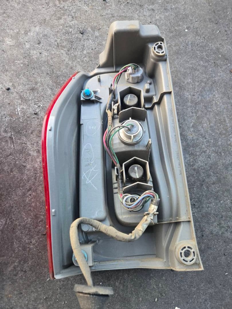 LA600S 　ダイハツ　タント　前期　テールランプ