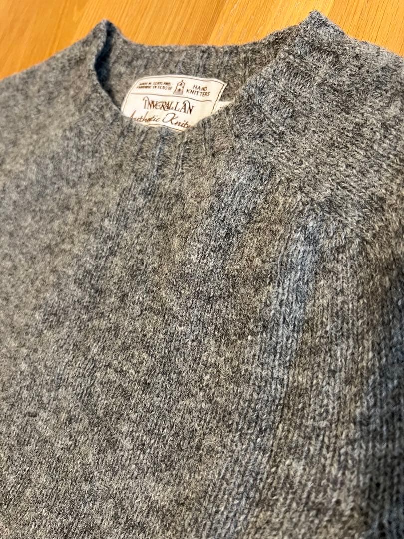 ＜INVERALLAN シェットランドクルーネックセーター（ミディアムグレイ）＞