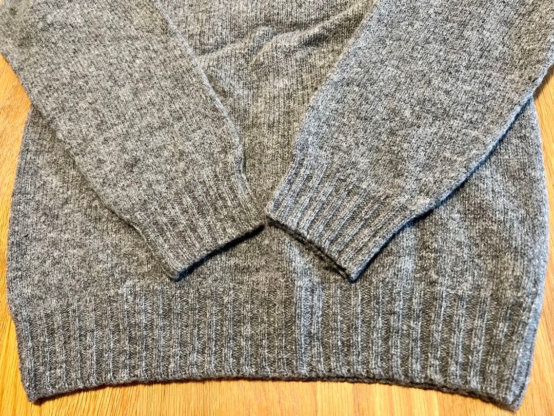 ＜INVERALLAN シェットランドクルーネックセーター（ミディアムグレイ）＞