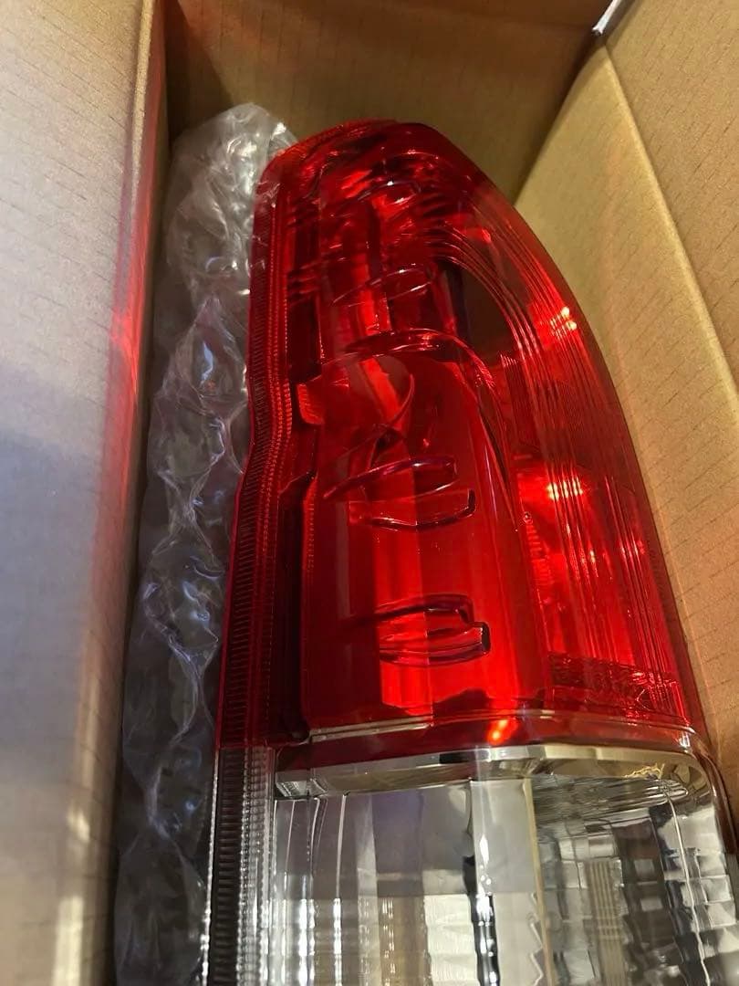 トヨタ純正ハイエースGDH201テールレンズ 右新品未使用