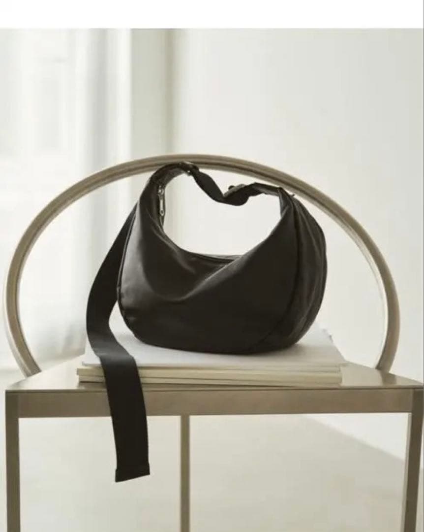 russet ソフトレザーラウンドショルダーバッグ