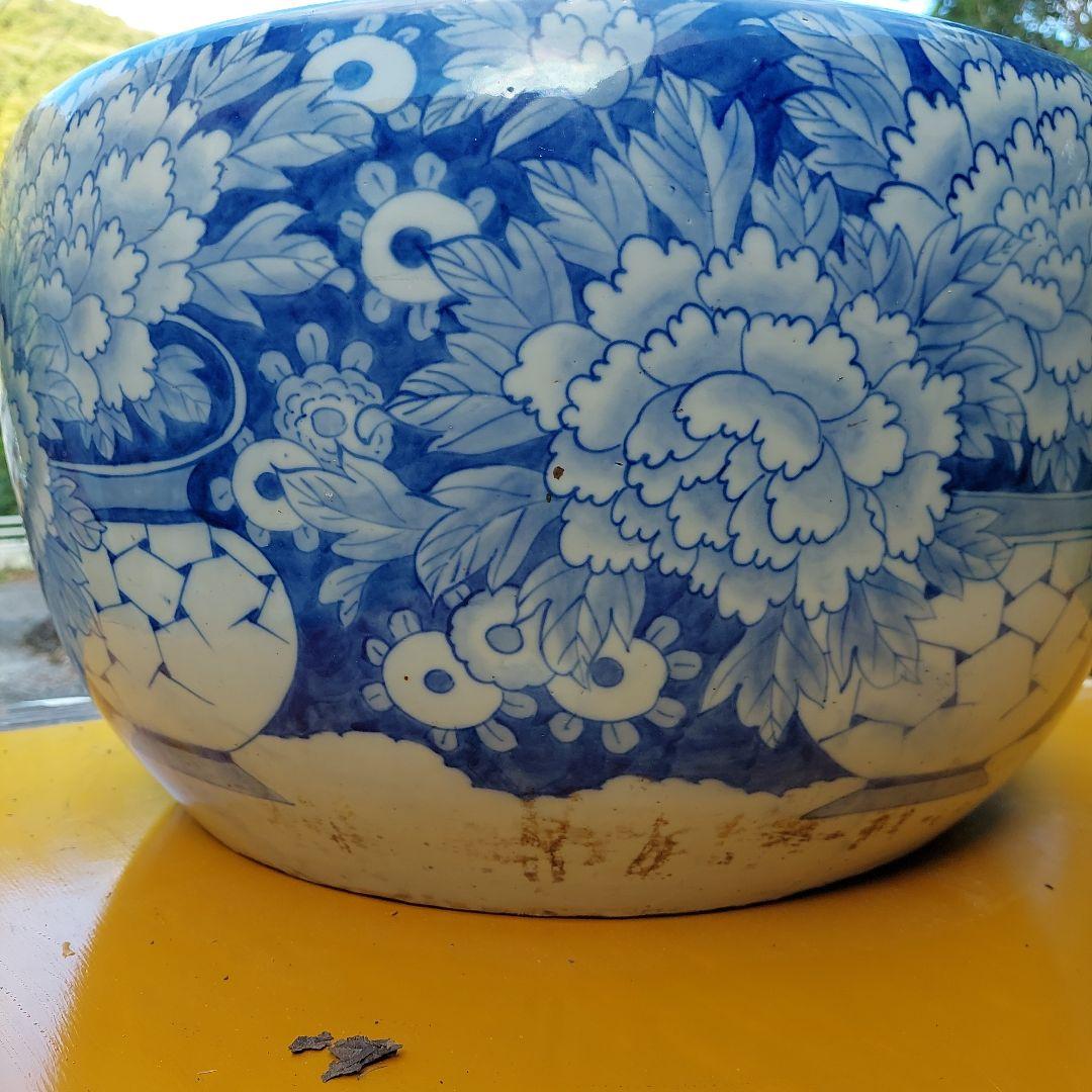 青と白の花柄陶器火鉢