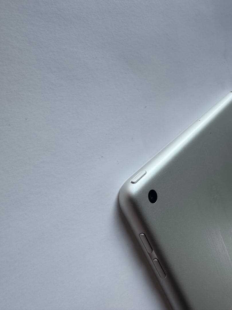 iPad シルバー 本体 画面ひび割れあり　代9世代64GB