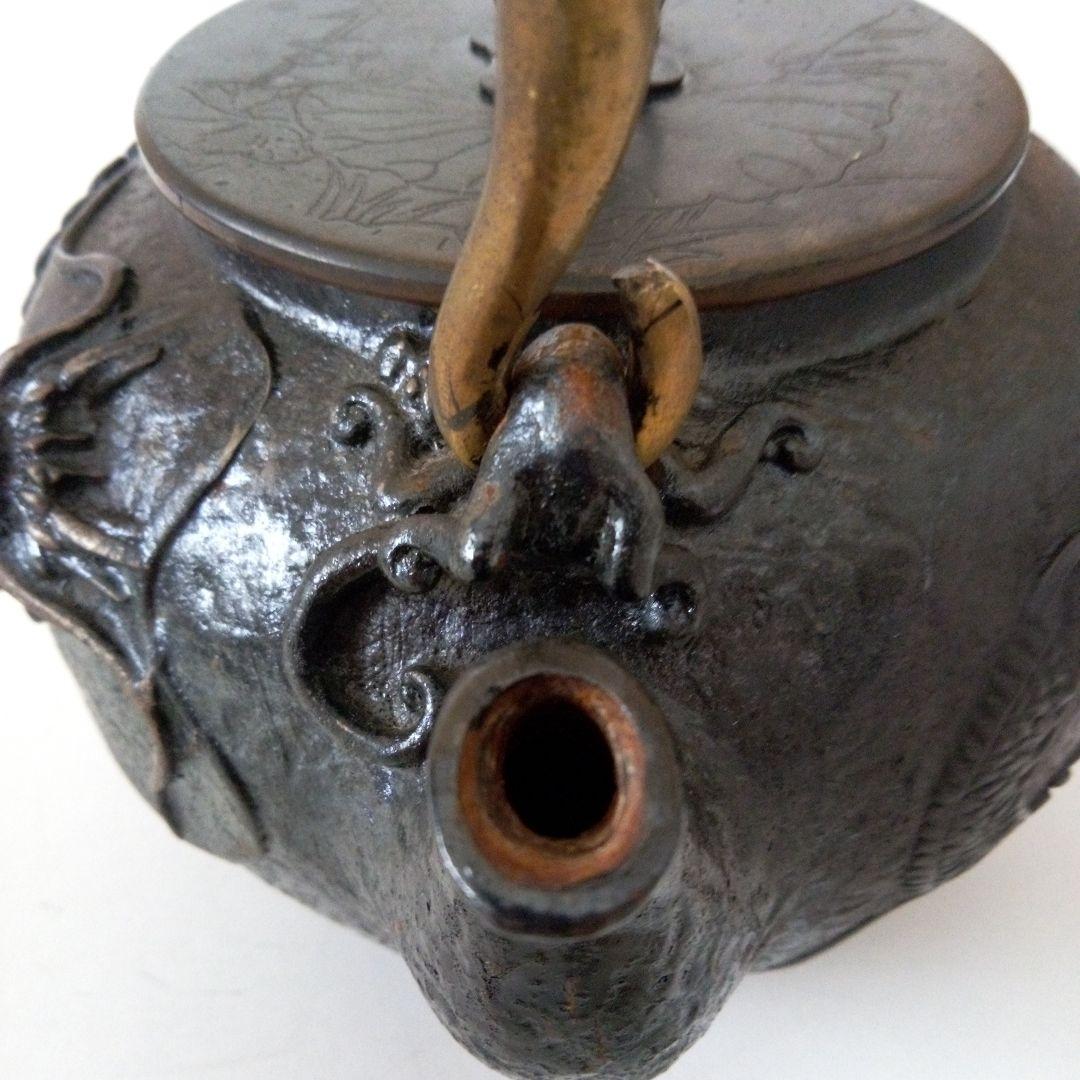 亀文堂　鉄瓶　雲龍紋　盛り上げ紋様