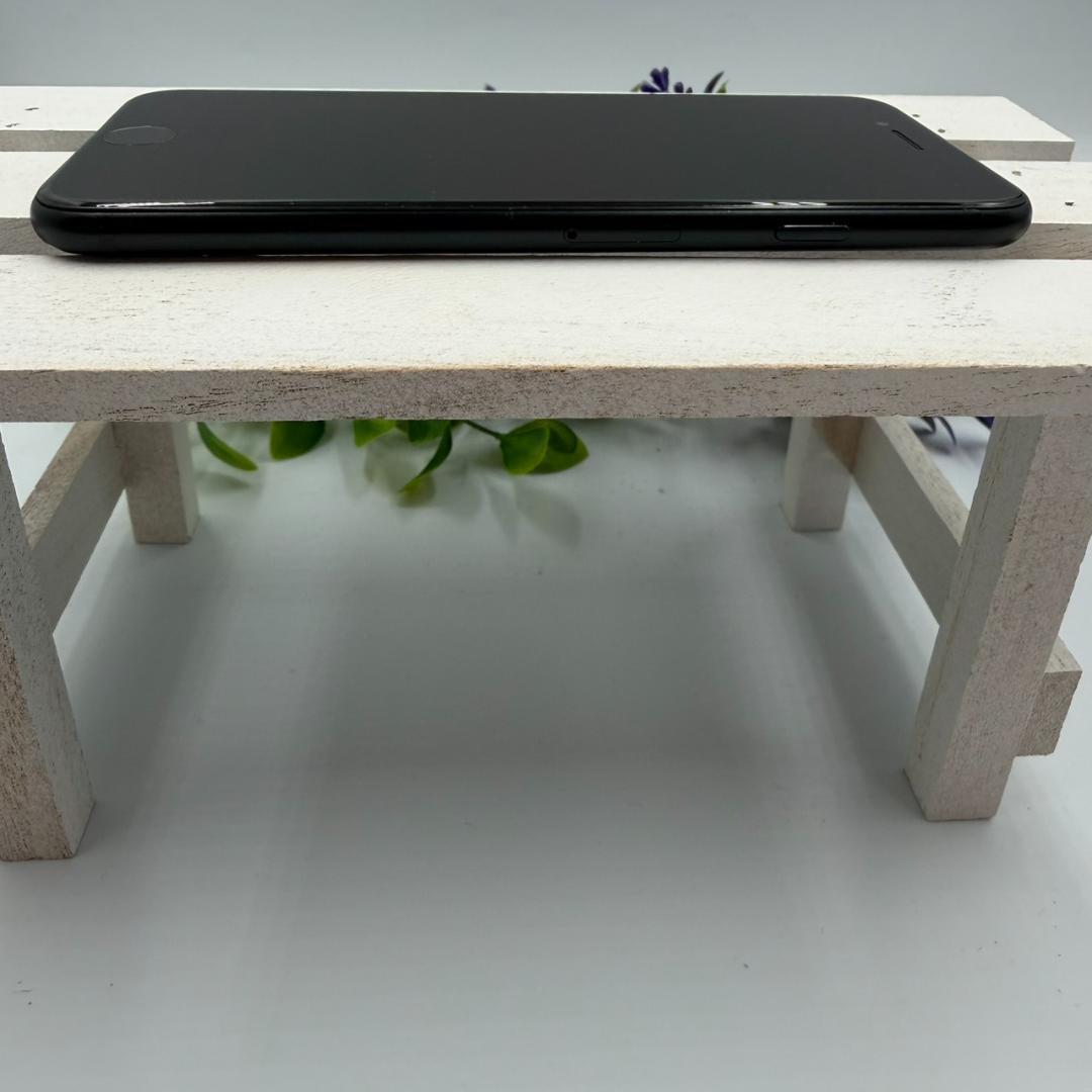 【美品】iPhone SE第3世代 64GB ミッドナイト 1