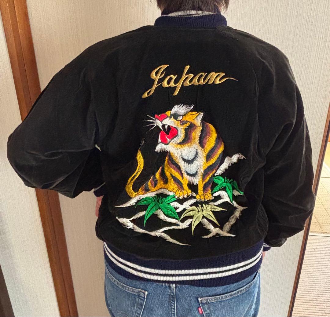 黒い虎刺繍スカジャン Japan