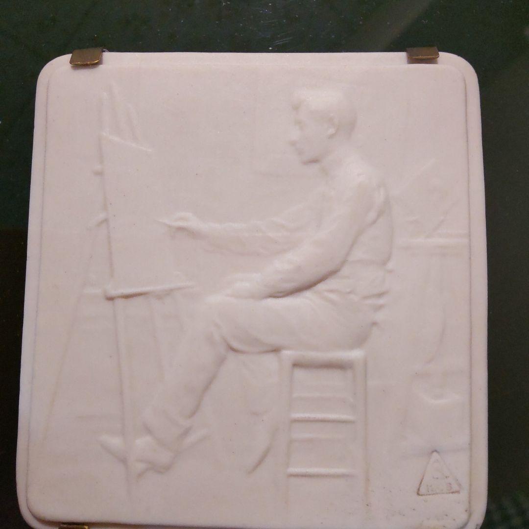 セーブル　白磁(ビスキュイ)浅浮彫り