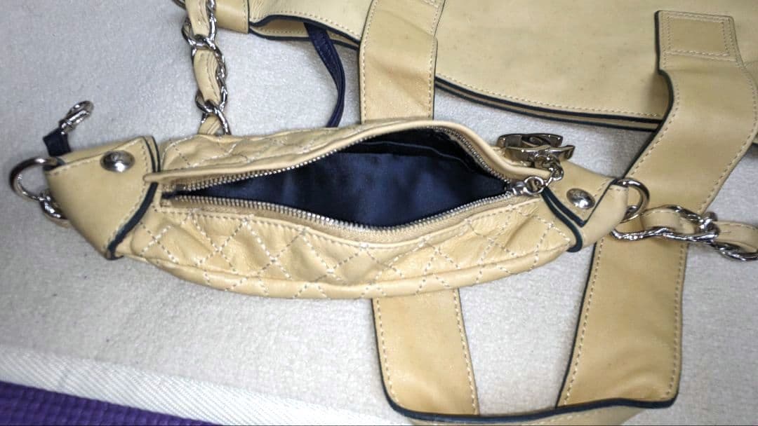 シャネル カーフレザー ハンドバッグ クリームイエロー CHANEL ココマーク