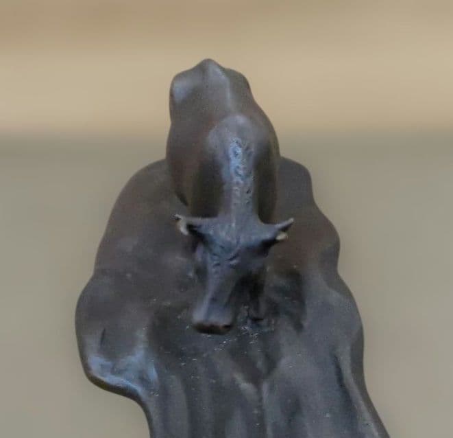 牛の置物 (文鎮？)