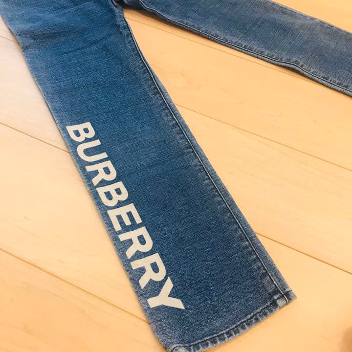 Burberry キッズ　パンツ　ロゴ　デニム　10Y ジーンズ