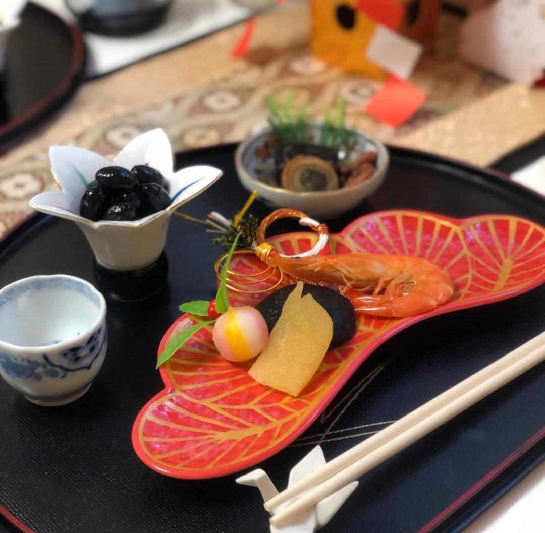 (お正月迎春食器）松葉型前菜皿　緑2枚＋赤1枚の3枚1セット