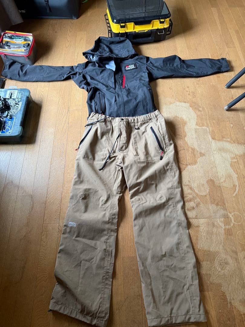 Abu Garcia レインウェアセット（黒・ベージュ）