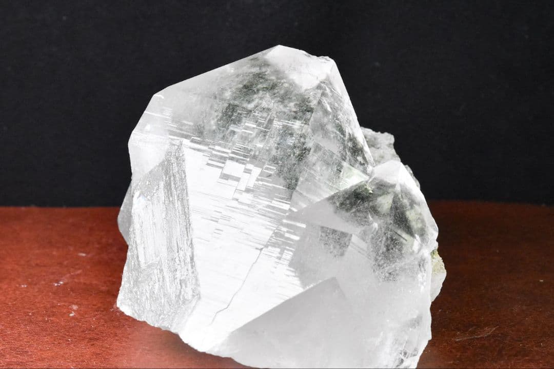 マニハール産 大きなV字谷のあるポイント クローライトインオン