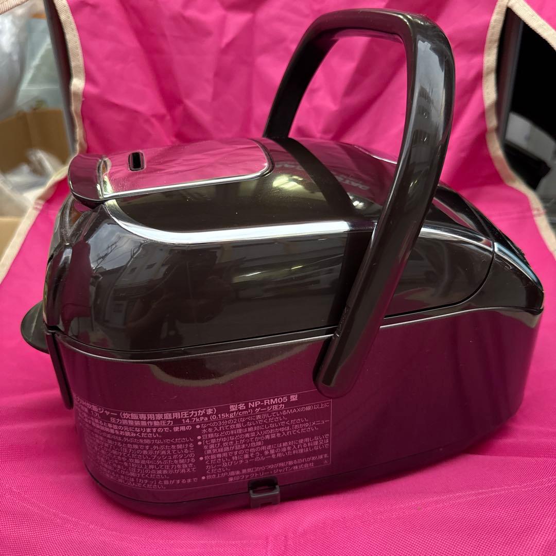 極美品！象印 炊飯器3合圧力IH式極め炊き黒まる厚釜 保温ブラウンNP-RM05