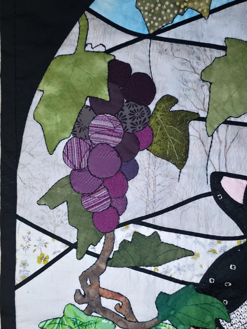 ハンドメイド ステンドグラスキルトタペストリー 「猫とぶどうの木」